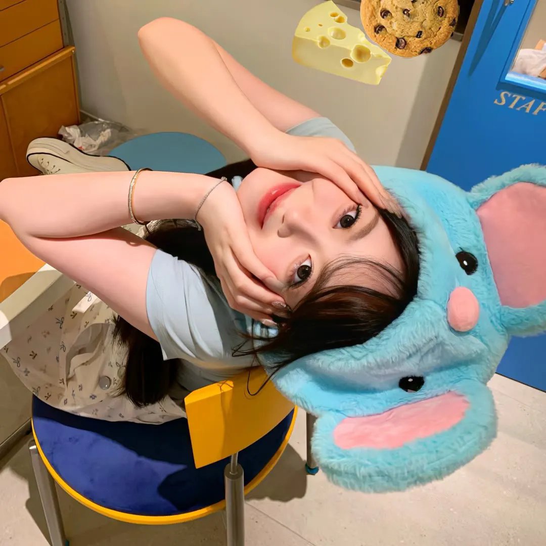 她的双眼背后